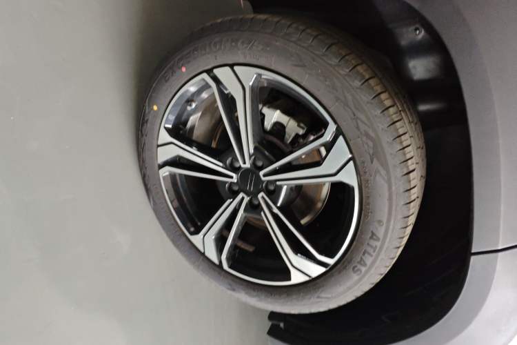 Used Geely Galaxy L7 2025 EM-i 115km Exploration+ Edition Right Rear Wheel Hub