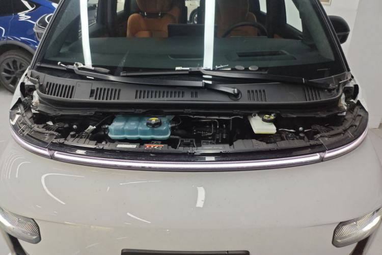 Used Geely Galaxy LEVC L380 2024 140-Degree 6-Seater All-Wheel-Drive Ultra Engine Bay