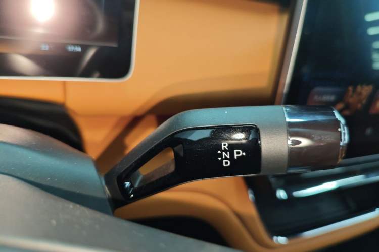 Used Geely Galaxy LEVC L380 2024 140-Degree 6-Seater All-Wheel-Drive Ultra Gear Lever