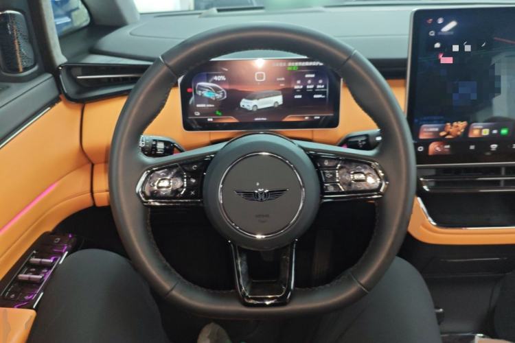 Used Geely Galaxy LEVC L380 2024 140-Degree 6-Seater All-Wheel-Drive Ultra Steering Wheel