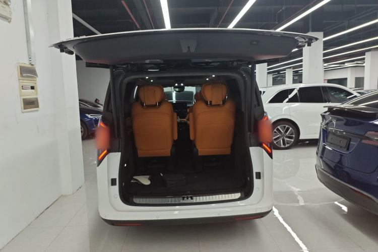 Used Geely Galaxy LEVC L380 2024 140-Degree 6-Seater All-Wheel-Drive Ultra Trunk