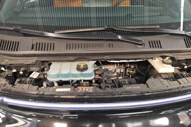 Used Geely Galaxy LEVC L380 2024 140-Degree 6-Seater All-Wheel-Drive Ultra Engine Bay