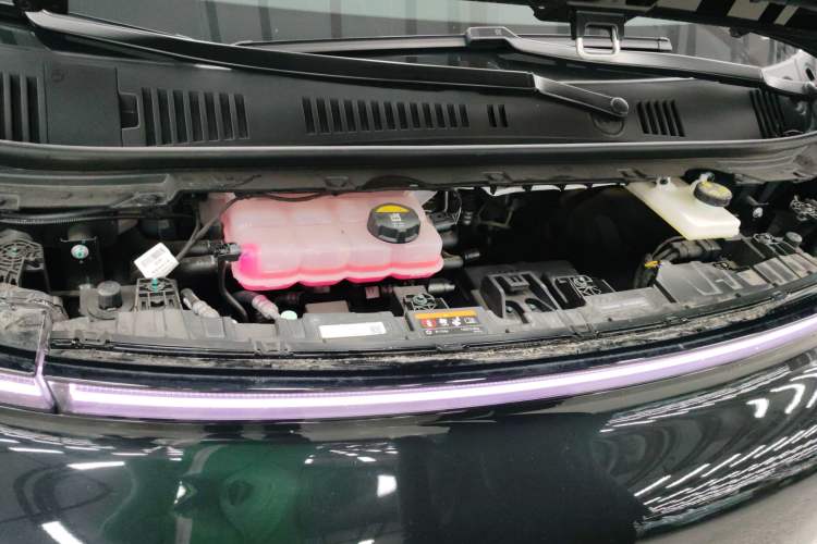 Used Geely Galaxy LEVC L380 2024 100 kWh 6-Seater Two-Wheel Drive Air Engine Bay