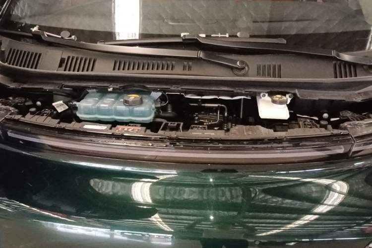 Used Geely Galaxy LEVC L380 2024 140-Degree 6-Seater All-Wheel-Drive Ultra Engine Bay