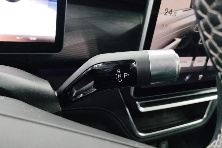 Used Geely Galaxy LEVC L380 2024 100 kWh 6-Seater Two-Wheel Drive Air Gear Lever