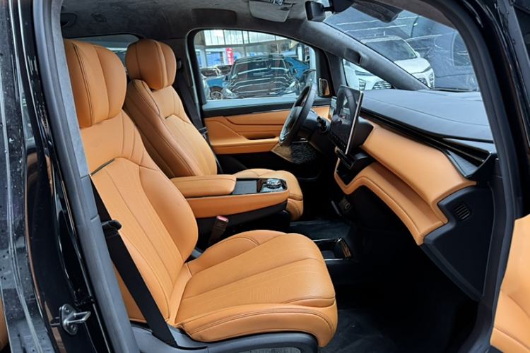Used Geely Galaxy LEVC L380 2024 140-Degree 6-Seater All-Wheel-Drive Ultra Interior 10
