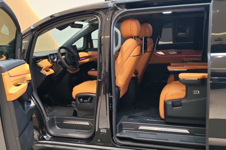 Used Geely Galaxy LEVC L380 2024 140-Degree 6-Seater All-Wheel-Drive Ultra Interior 12