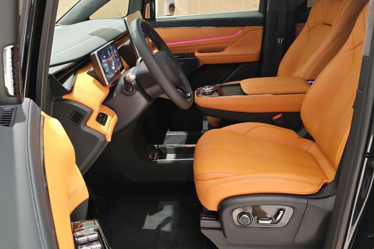 Used Geely Galaxy LEVC L380 2024 140-Degree 6-Seater All-Wheel-Drive Ultra Interior 2