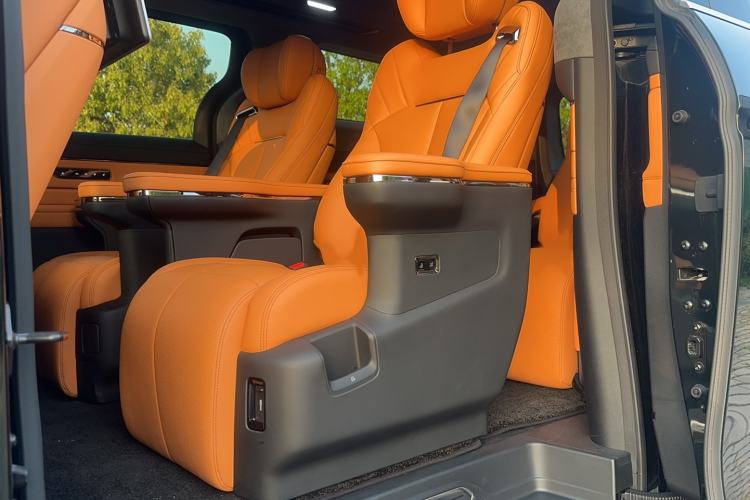 Used Geely Galaxy LEVC L380 2024 140-Degree 6-Seater All-Wheel-Drive Ultra Left Rear Seat