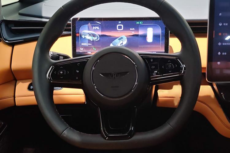 Used Geely Galaxy LEVC L380 2024 140-Degree 6-Seater All-Wheel-Drive Ultra Steering Wheel