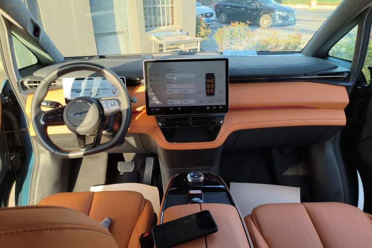 Used Geely Galaxy LEVC L380 2024 140-Degree 6-Seater All-Wheel-Drive Ultra Audio And AC Panel