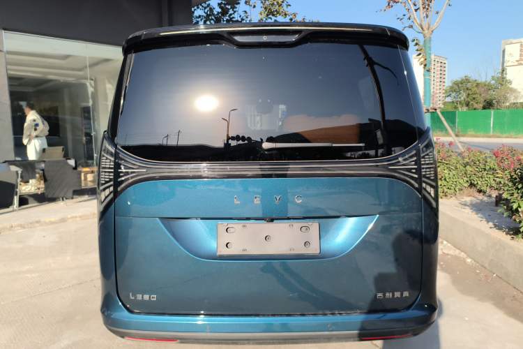 Used Geely Galaxy LEVC L380 2024 140-Degree 6-Seater All-Wheel-Drive Ultra Exterior 4