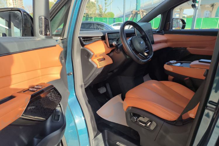 Used Geely Galaxy LEVC L380 2024 140-Degree 6-Seater All-Wheel-Drive Ultra Interior 3
