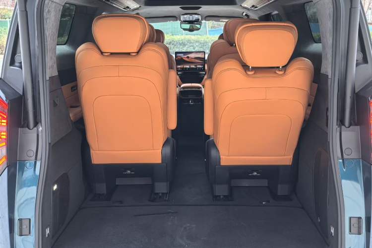 Used Geely Galaxy LEVC L380 2024 140-Degree 6-Seater All-Wheel-Drive Ultra Interior 5