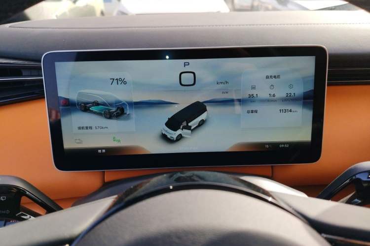 Used Geely Galaxy LEVC L380 2024 140-Degree 6-Seater All-Wheel-Drive Ultra Odometer Close Up