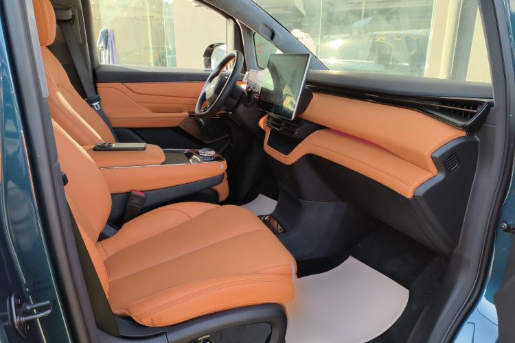 Used Geely Galaxy LEVC L380 2024 140-Degree 6-Seater All-Wheel-Drive Ultra Right Front Seat