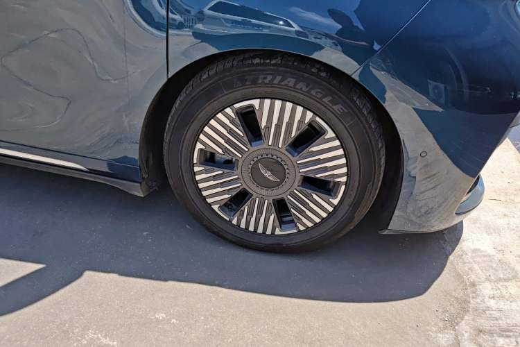 Used Geely Galaxy LEVC L380 2024 140-Degree 6-Seater All-Wheel-Drive Ultra Right Front Wheel Hub