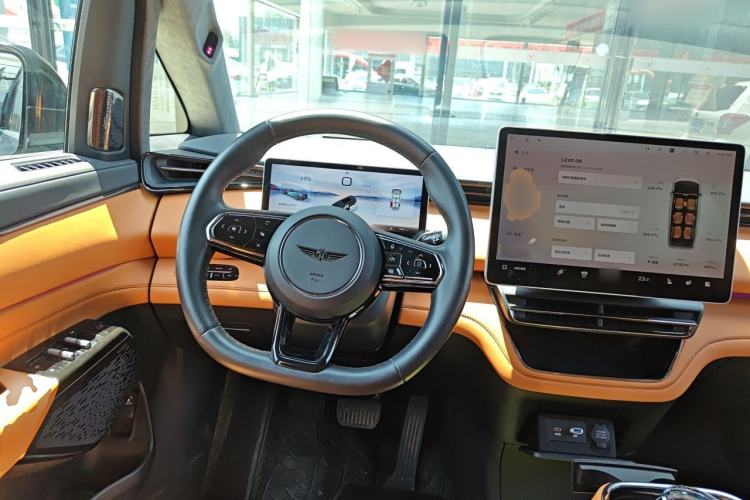 Used Geely Galaxy LEVC L380 2024 140-Degree 6-Seater All-Wheel-Drive Ultra Steering Wheel
