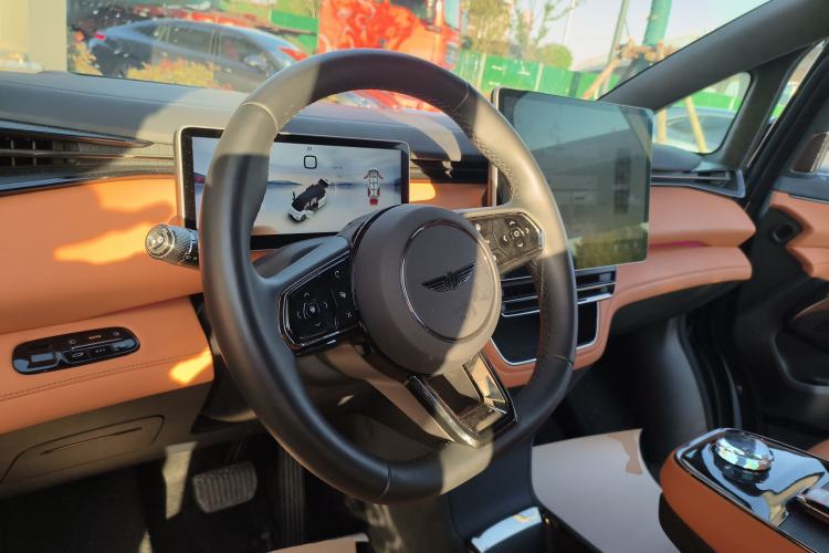 Used Geely Galaxy LEVC L380 2024 140-Degree 6-Seater All-Wheel-Drive Ultra Steering Wheel