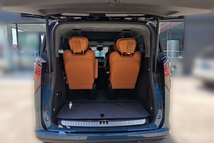 Used Geely Galaxy LEVC L380 2024 140-Degree 6-Seater All-Wheel-Drive Ultra Trunk