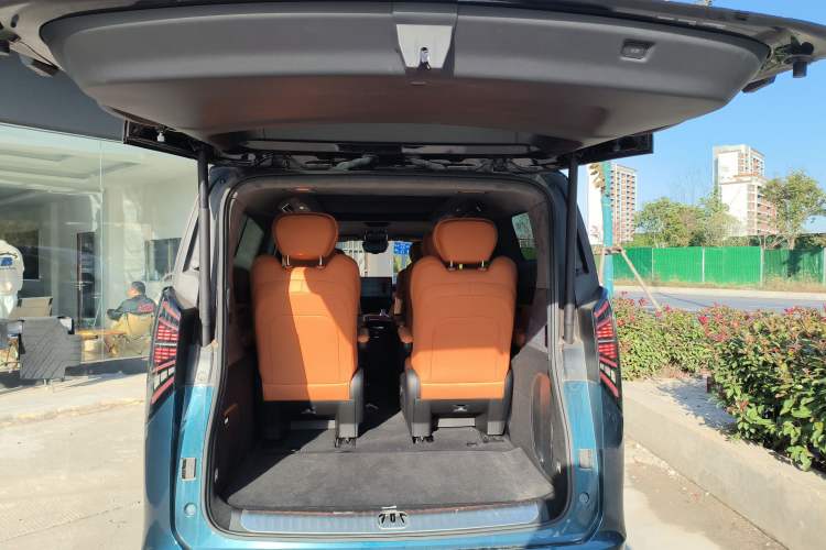 Used Geely Galaxy LEVC L380 2024 140-Degree 6-Seater All-Wheel-Drive Ultra Trunk