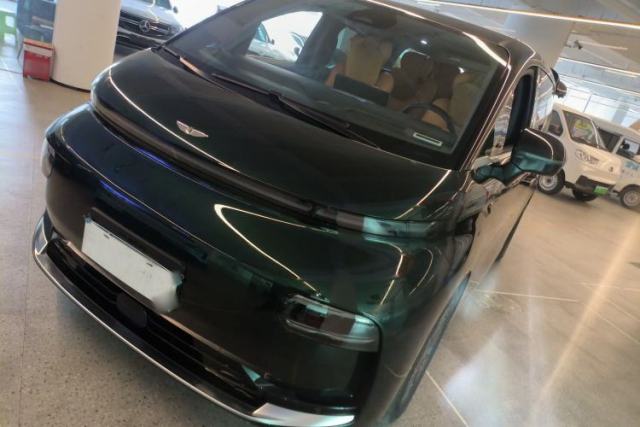 Used Geely Galaxy LEVC L380 2024 140-Degree 6-Seater All-Wheel-Drive Ultra