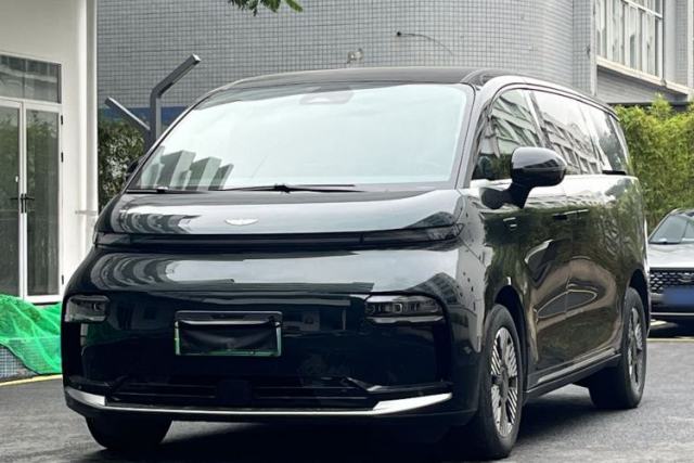 Used Geely Galaxy LEVC L380 2024 140-Degree 6-Seater All-Wheel-Drive Ultra