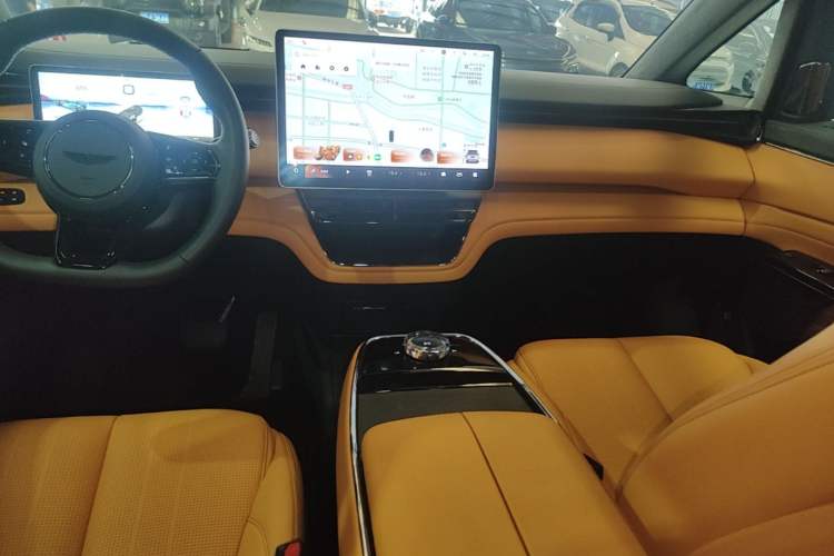 Used Geely Galaxy LEVC L380 2024 140-Degree 6-Seater All-Wheel-Drive Ultra Audio And AC Panel