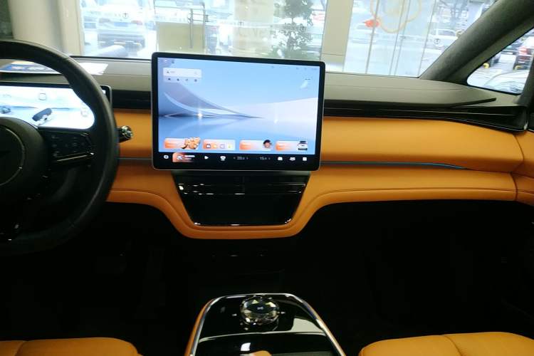 Used Geely Galaxy LEVC L380 2024 140-Degree 6-Seater All-Wheel-Drive Ultra Audio And AC Panel