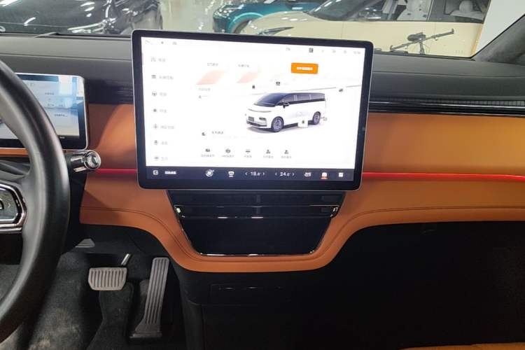 Used Geely Galaxy LEVC L380 2024 140-Degree 6-Seater All-Wheel-Drive Ultra Audio And AC Panel