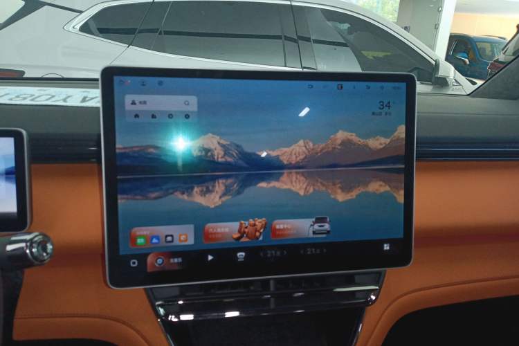 Used Geely Galaxy LEVC L380 2024 140-Degree 6-Seater All-Wheel-Drive Ultra Audio And AC Panel