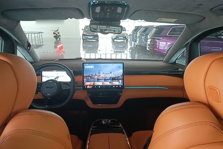 Used Geely Galaxy LEVC L380 2024 140-Degree 6-Seater All-Wheel-Drive Ultra Center Console