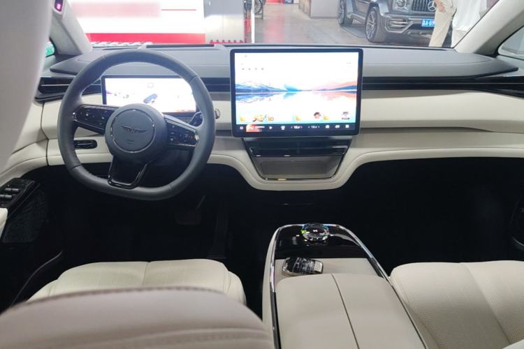Used Geely Galaxy LEVC L380 2024 140-Degree 6-Seater All-Wheel-Drive Ultra Center Console