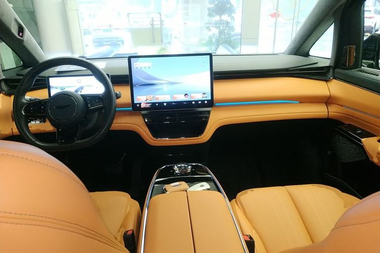 Used Geely Galaxy LEVC L380 2024 140-Degree 6-Seater All-Wheel-Drive Ultra Center Console