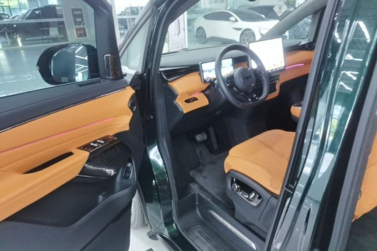Used Geely Galaxy LEVC L380 2024 116 Degrees 6 Seats Two-Wheel Drive Pro Driver Seat