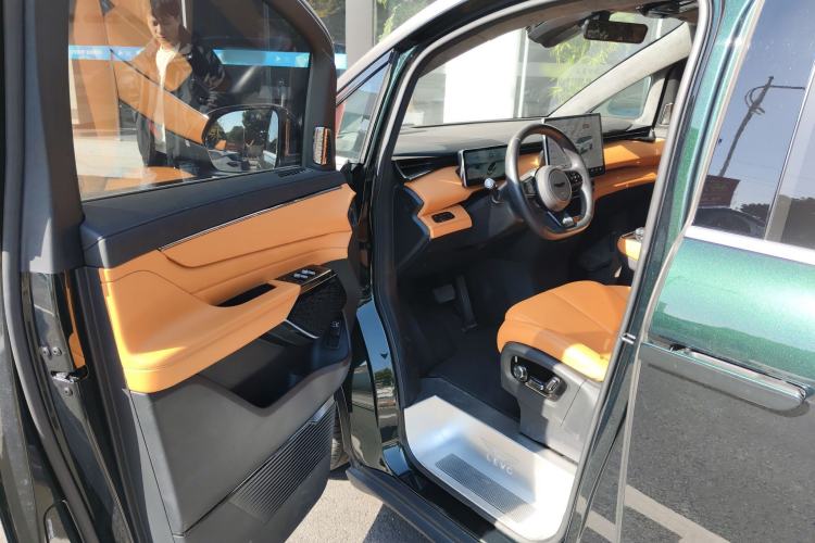 Used Geely Galaxy LEVC L380 2024 140-Degree 6-Seater All-Wheel-Drive Ultra Driver Seat