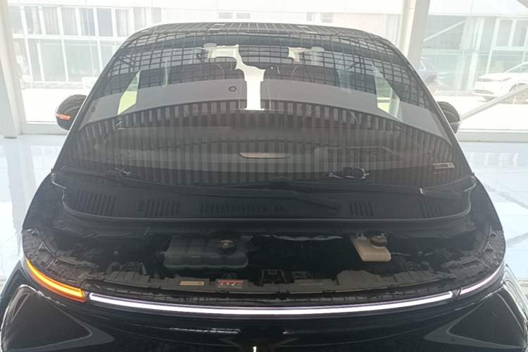 Used Geely Galaxy LEVC L380 2024 140-Degree 6-Seater All-Wheel-Drive Ultra Engine Bay
