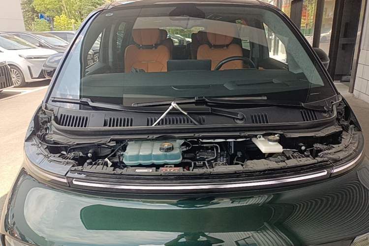 Used Geely Galaxy LEVC L380 2024 140-Degree 6-Seater All-Wheel-Drive Ultra Engine Bay