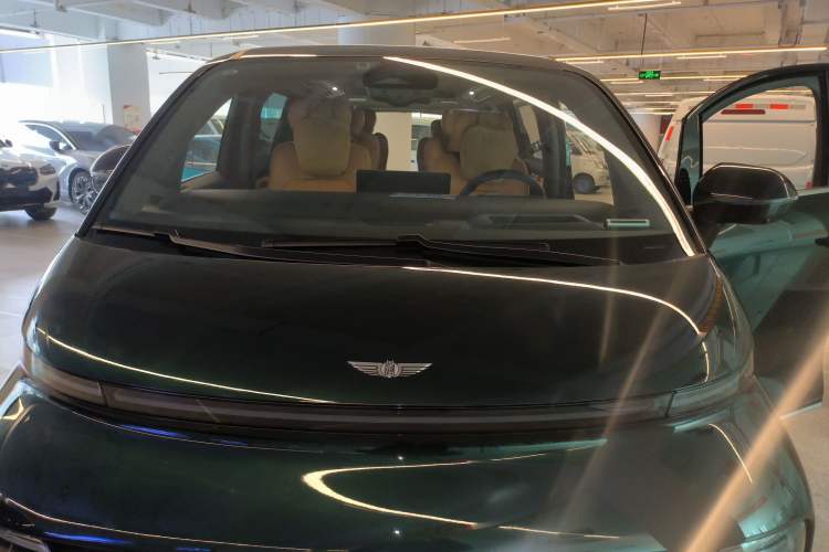 Used Geely Galaxy LEVC L380 2024 140-Degree 6-Seater All-Wheel-Drive Ultra Engine Bay