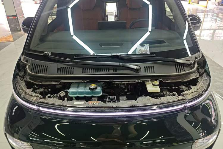 Used Geely Galaxy LEVC L380 2024 140-Degree 6-Seater All-Wheel-Drive Ultra Engine Bay