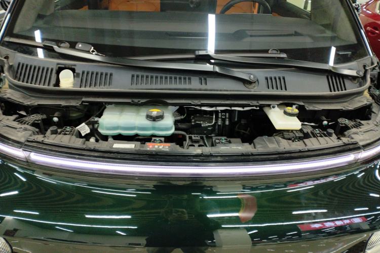 Used Geely Galaxy LEVC L380 2024 140-Degree 6-Seater All-Wheel-Drive Ultra Engine Bay