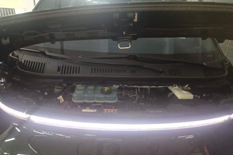 Used Geely Galaxy LEVC L380 2024 140-Degree 6-Seater All-Wheel-Drive Ultra Engine Bay