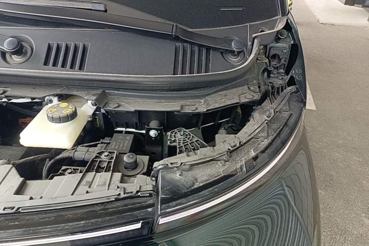 Used Geely Galaxy LEVC L380 2024 140-Degree 6-Seater All-Wheel-Drive Ultra Engine Bay Left