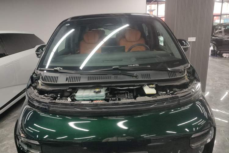 Used Geely Galaxy LEVC L380 2024 140-Degree 6-Seater All-Wheel-Drive Ultra Engine Bay