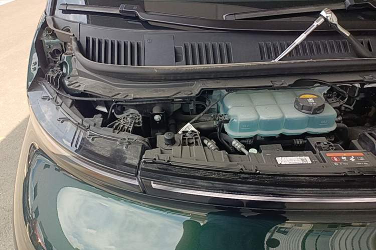 Used Geely Galaxy LEVC L380 2024 140-Degree 6-Seater All-Wheel-Drive Ultra Engine Bay Right