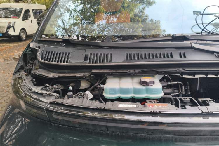 Used Geely Galaxy LEVC L380 2024 140-Degree 6-Seater All-Wheel-Drive Ultra Engine Bay Right