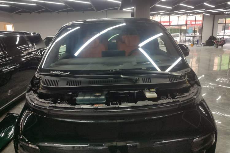 Used Geely Galaxy LEVC L380 2024 140-Degree 6-Seater All-Wheel-Drive Ultra Engine Bay