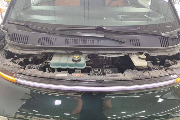 Used Geely Galaxy LEVC L380 2024 140-Degree 6-Seater All-Wheel-Drive Ultra Engine Bay