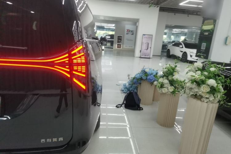 Used Geely Galaxy LEVC L380 2024 116 Degrees 6 Seats Two-Wheel Drive Pro Exterior 3