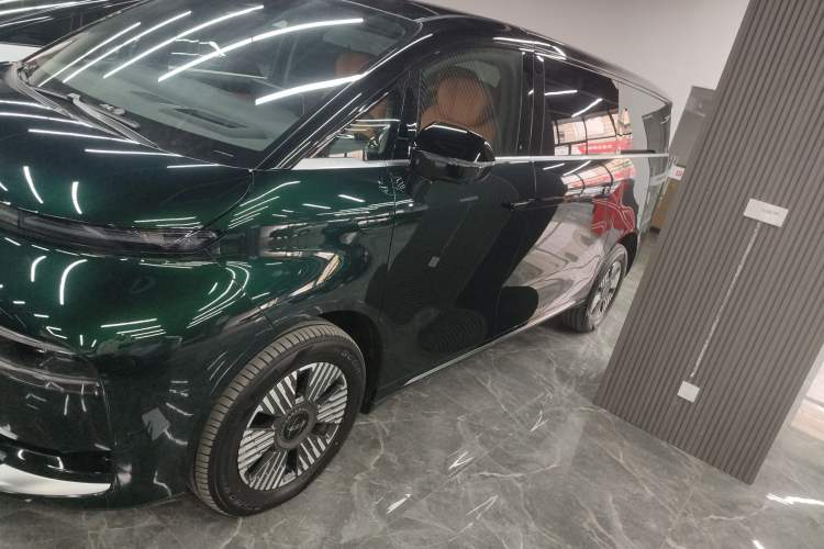 Used Geely Galaxy LEVC L380 2024 140-Degree 6-Seater All-Wheel-Drive Ultra Exterior 3